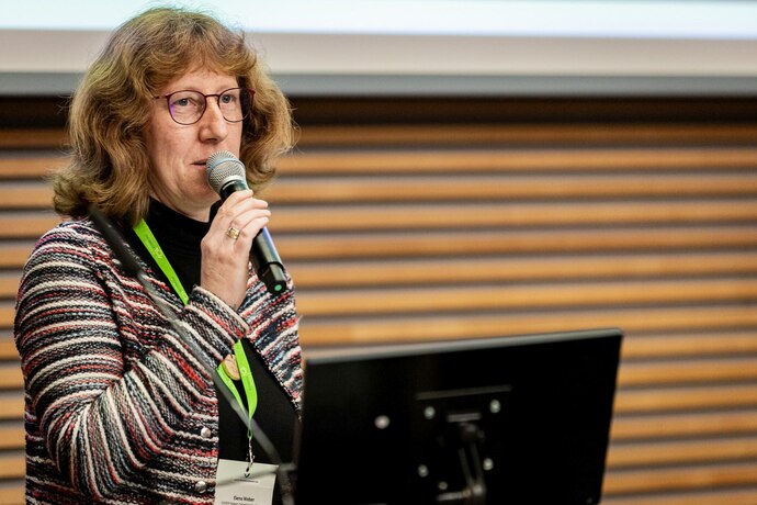 Elena Weber (Verein zur Entwicklung der Zwönitztal-Greifensteinregion e.V.) Das Bild zeigt Frau Elena Weber bei ihrem Vortrag zum Forum Regionalvermarktung 2024.