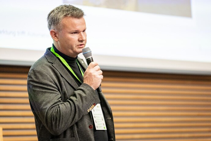 Sven Börner (Geflügelhof Arnsdorf) Das Bild zeigt Herrn Börner bei seinem Vortrag zum Forum Regionalvermarktung 2024.