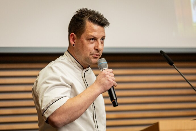 Marcel Weidenmüller (Bäckerei & Konditorei Weidenmüller) Das Bild zeigt Herrn Marcel Weidenmüller bei seinem Vortrag zum Forum Regionalvermarktung 2024.