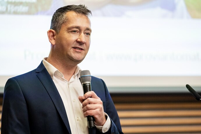 Felix Zschoge (Elbsandstein Quartier und Proviant GmbH) Das Bild zeigt Herrn Felix Zschoge bei seinem Vortrag zum Forum Regionalvermarktung 2024.