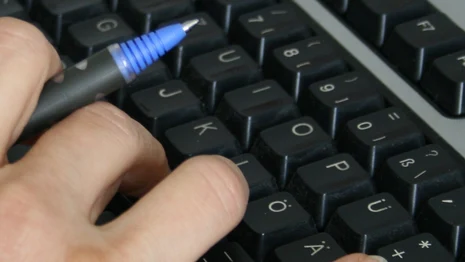 Tastatur mit Hand und Stift