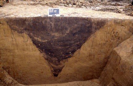 Bild 1: Profilschnitt durch den Spitzgraben einer jungsteinzeitlichen Kreisgrabenanlage (Stichbandkeramik, um 4.800 v. Chr.)