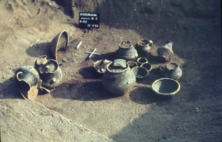 Bild 3 b: Brandgrab der älteren vorrömischen Eisenzeit (um 700 v. Chr.)